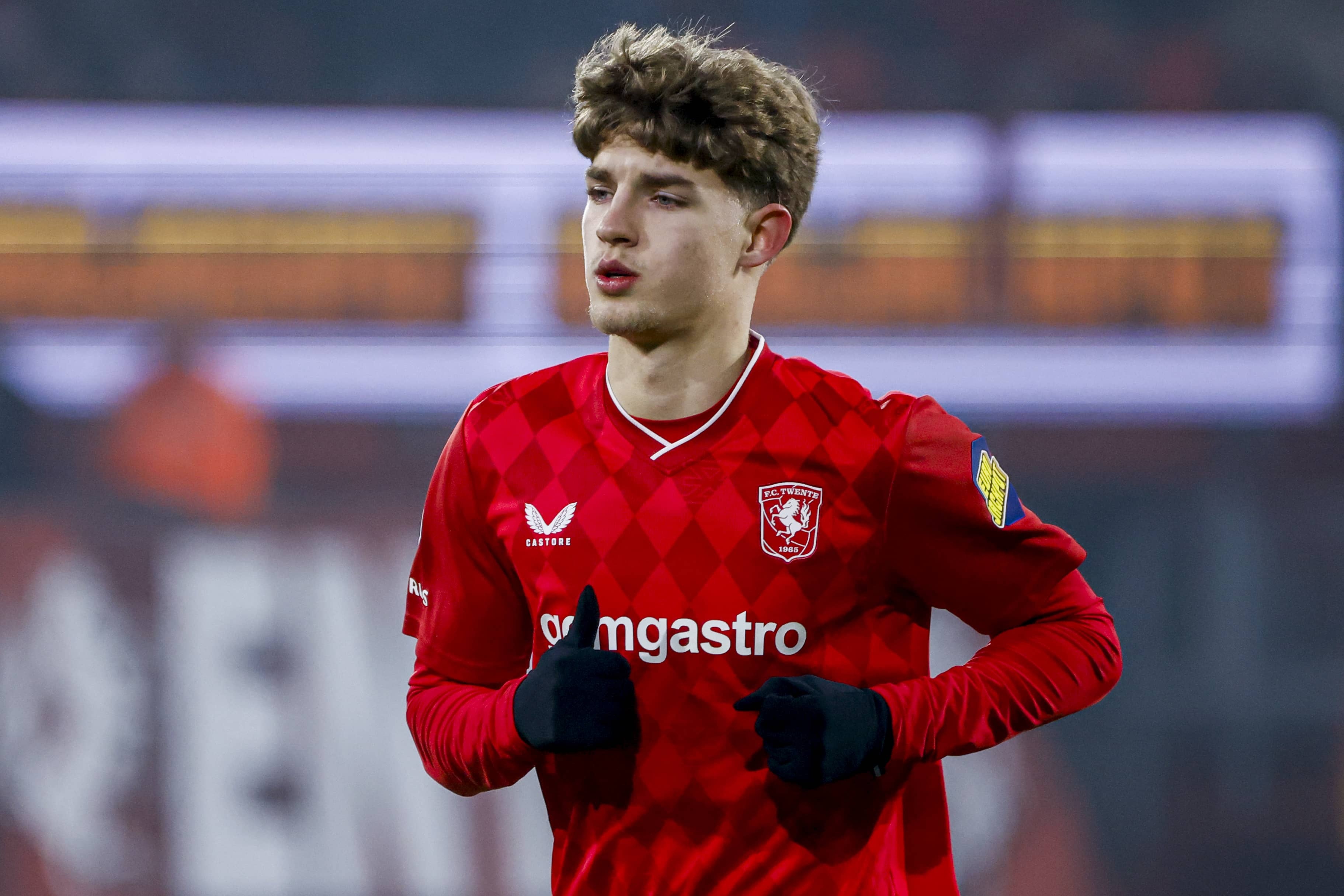 开云体育下载-每体：巴萨有意特温特18岁后卫尼斯塔德，正说服他不要续约