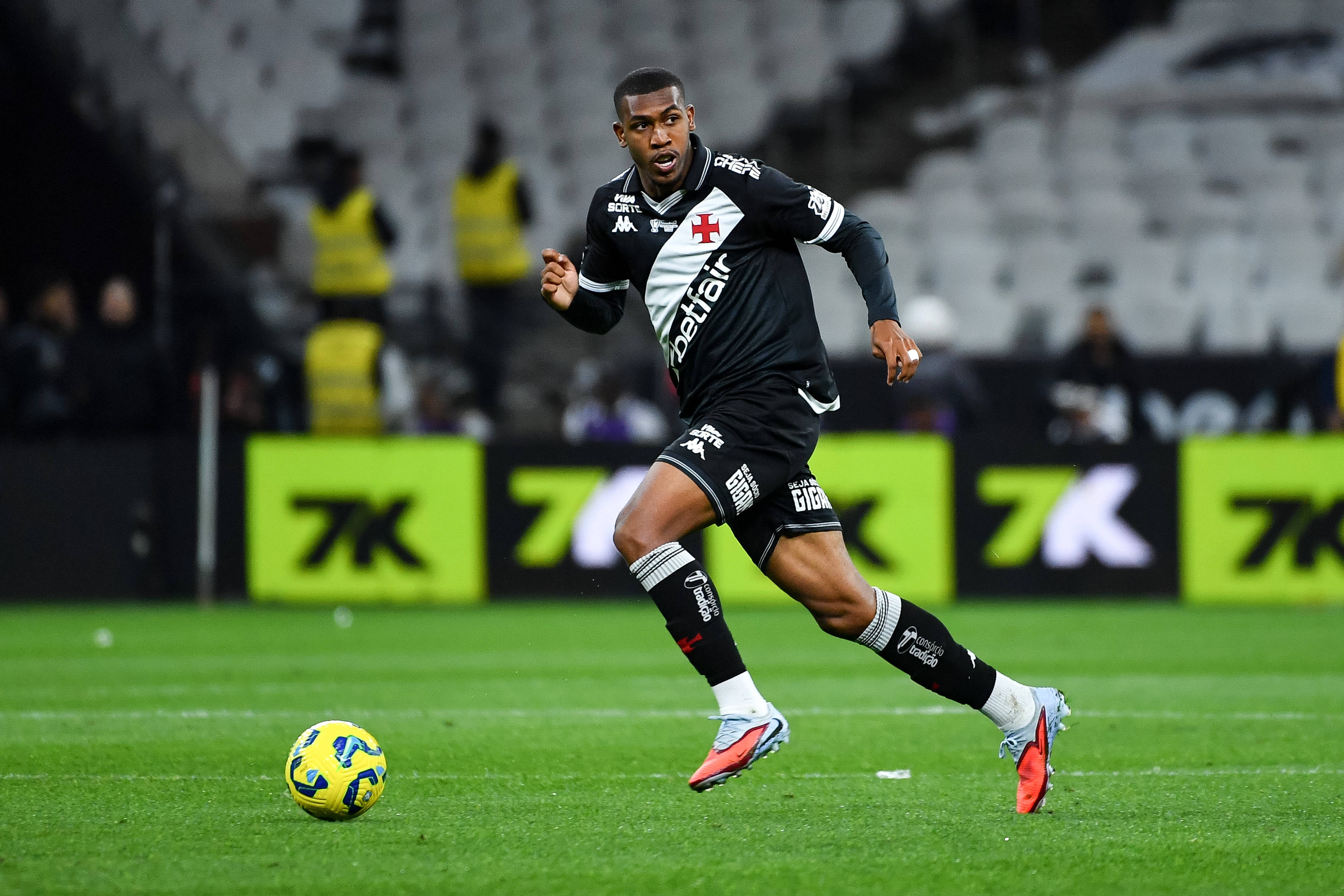 开云app-罗马诺：19岁前锋拉扬、24岁门将曼达斯今日接受伯恩茅斯体检