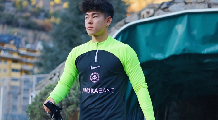 开云体育官网-报废了？何小珂才22岁踢不上中乙，球迷：可退役当青训教练|青岛市|中超|青岛西海岸|球队|中甲_新浪体育_新浪新闻